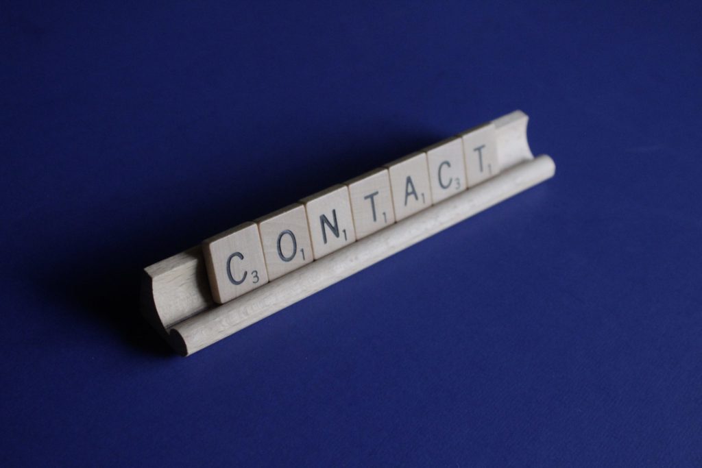 Zdjęcie z napisem Contact